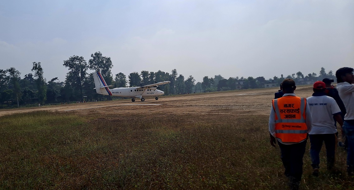 टीकापुरमा ३८ वर्षपछि उडे विमान, राज्यमन्त्री भन्छन्- तिहारपछि नियमित उड्छन्