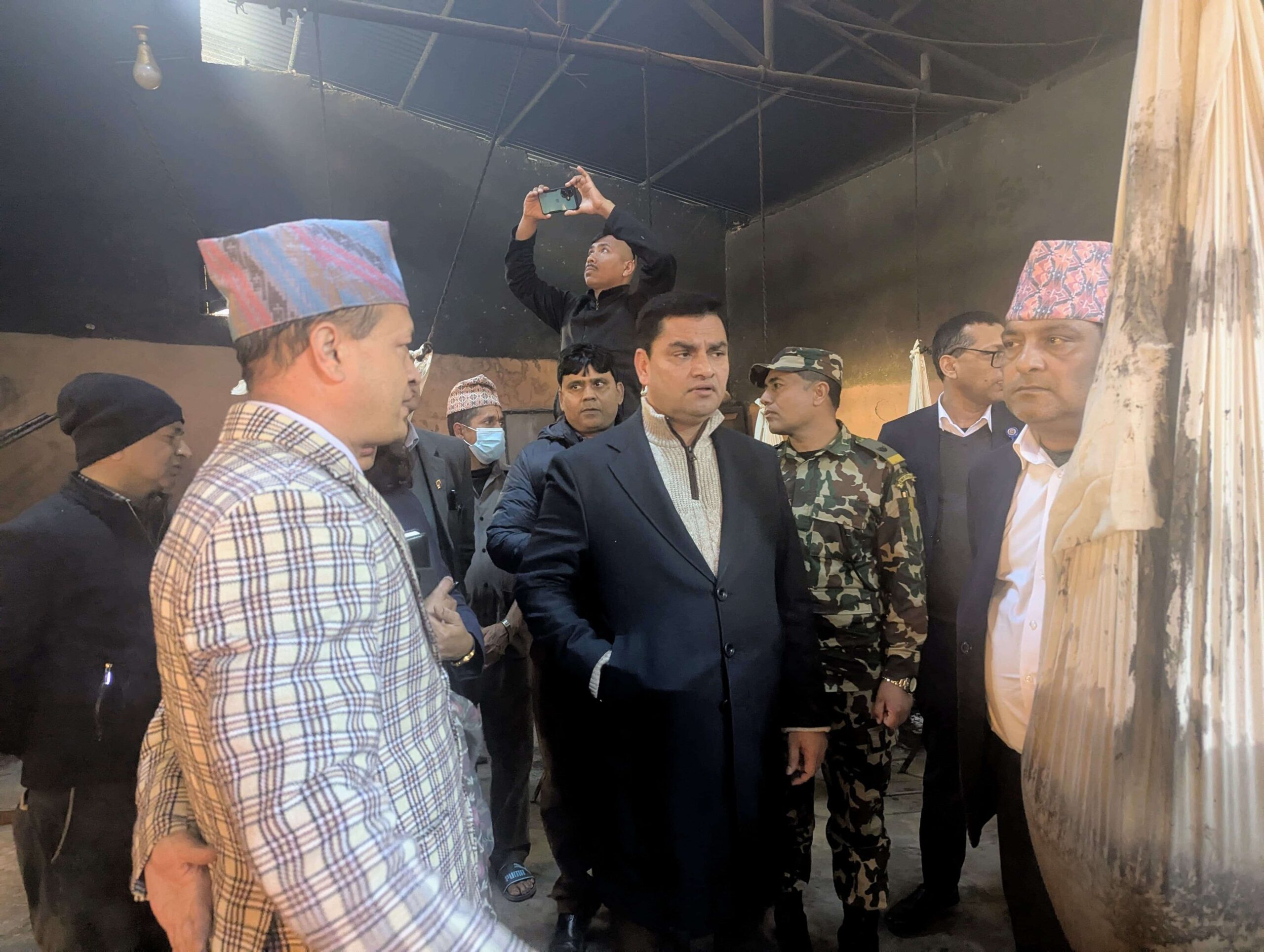 सिंहदरबार वैद्यखानामा स्वास्थ्यमन्त्रीको अनुगमनः औषधीको उत्पादन बढाउनुस्, तत्काल पैसा दिन सक्दैनौं