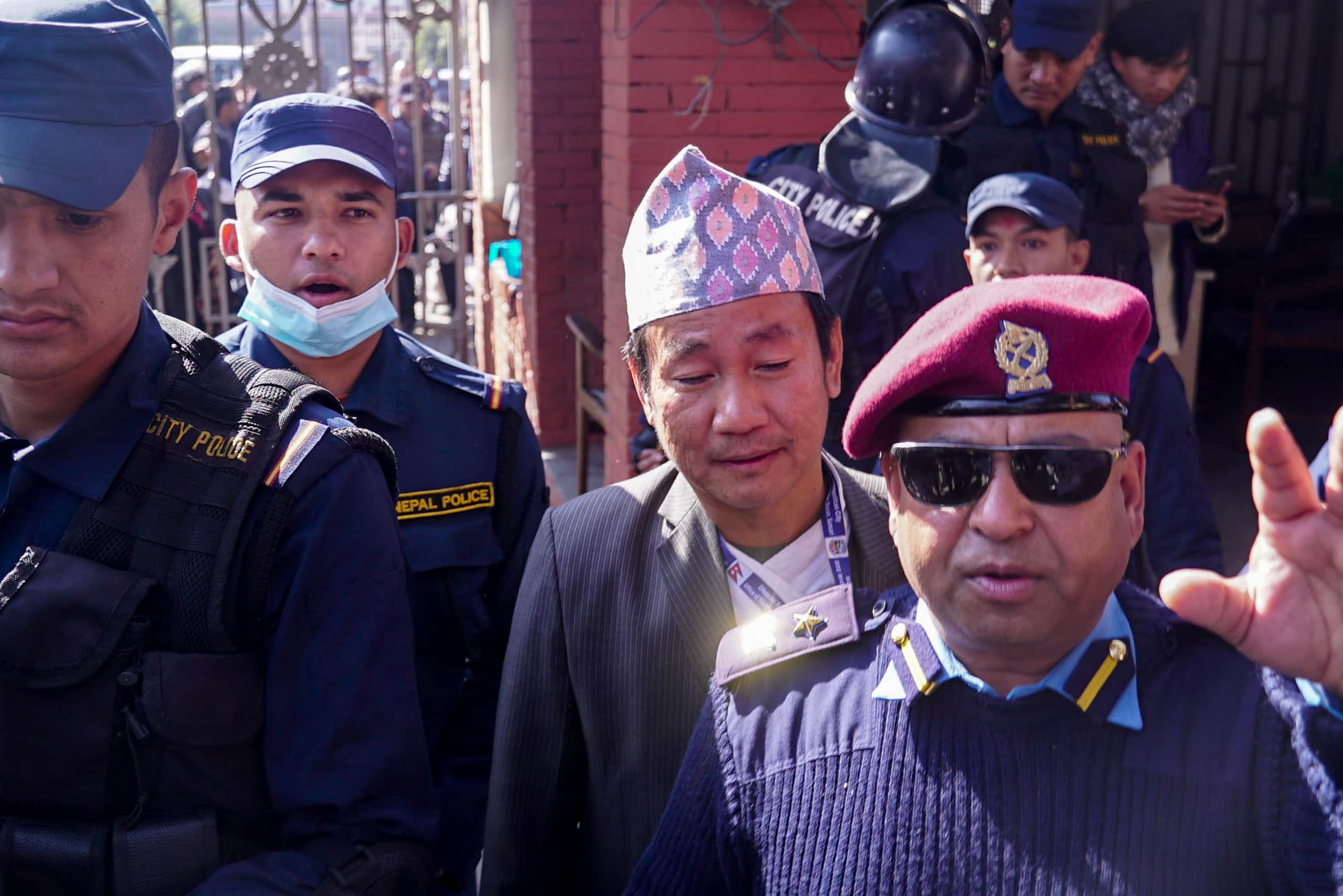 धरानका मेयर सिंहदरबार पुगे, रित्तो गाग्री भने प्रहरीले खोस्यो